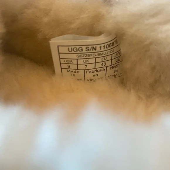 UGG Women’s Slippers - Picture 4 of 5